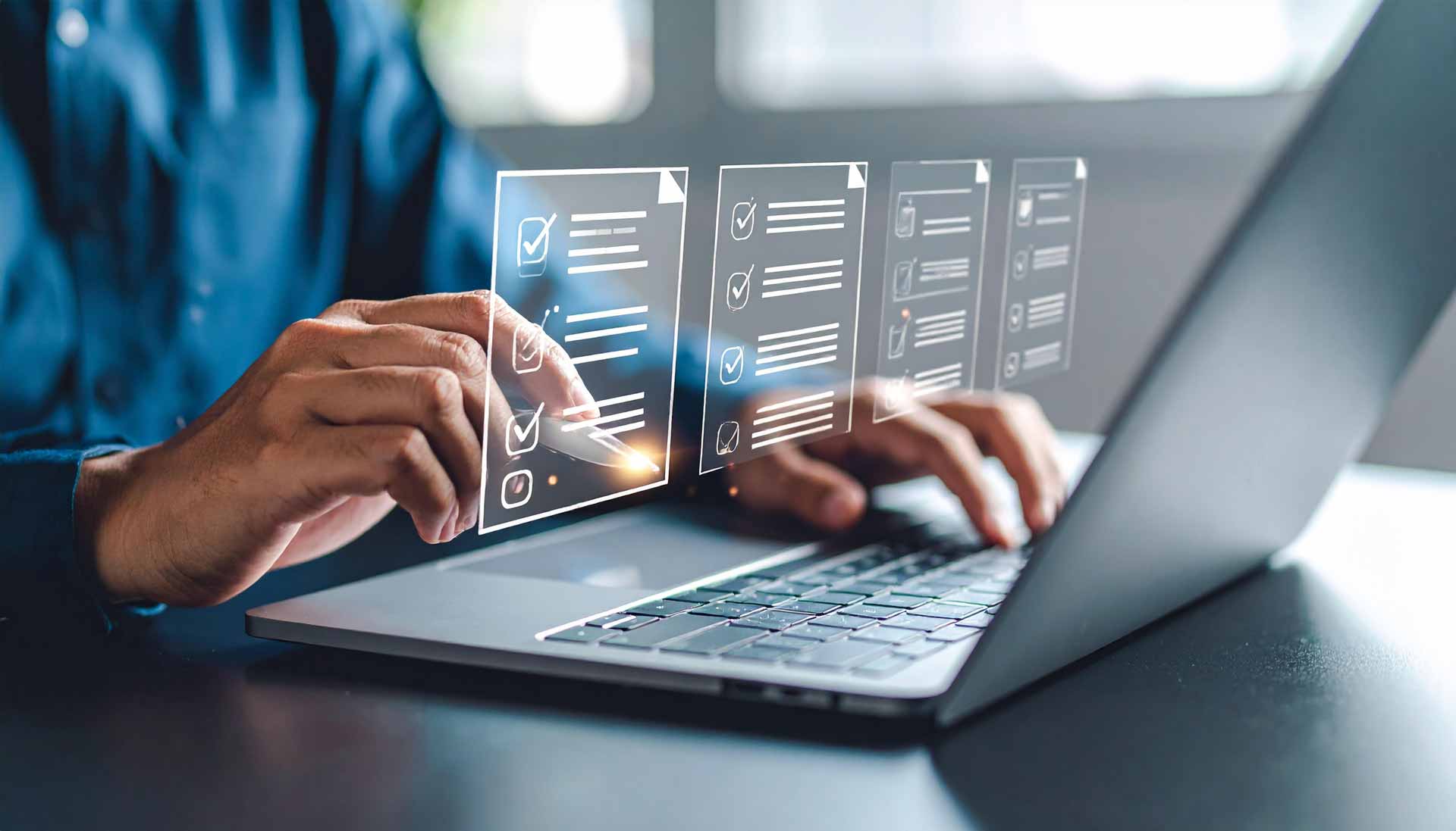 Eine Person arbeitet an einem Laptop, umgeben von holografischen Darstellungen von Dokumenten, Listen und Checklisten, die ihre digitale Produktivität symbolisieren.