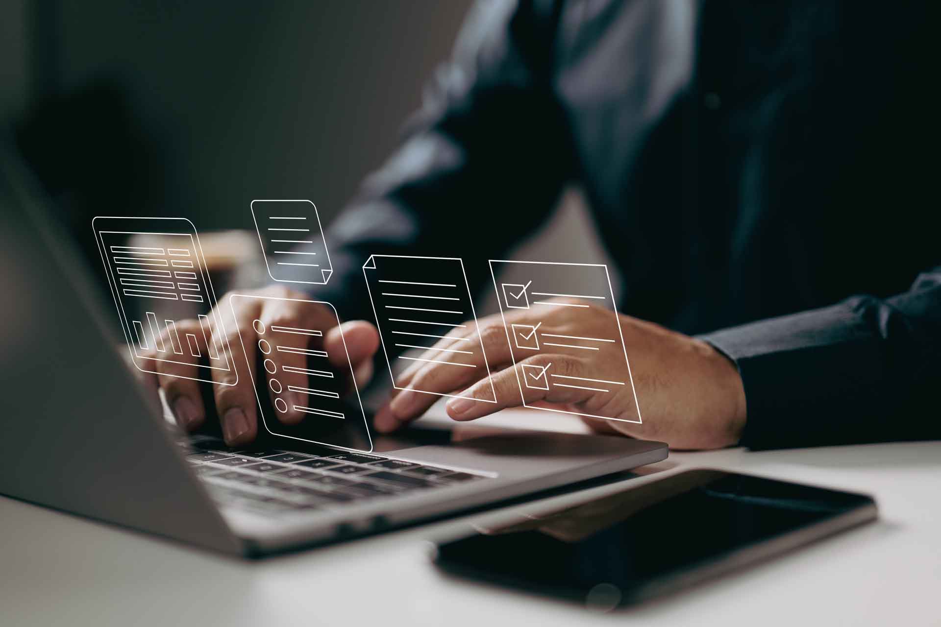 Eine Person arbeitet an einem Laptop, umgeben von holografischen Darstellungen von Dokumenten, Listen und Checklisten, die ihre digitale Produktivität symbolisieren.